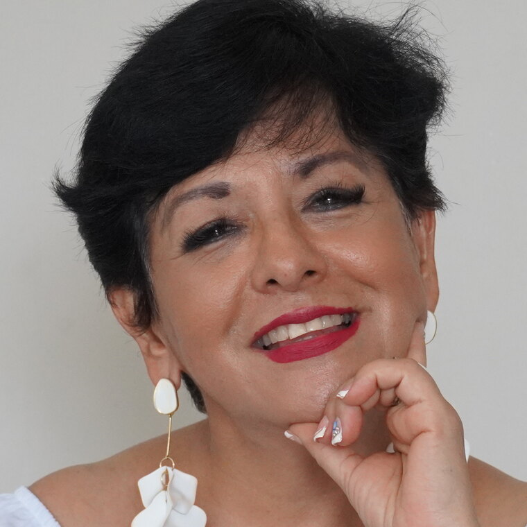 Maricela Aguilar Flores sonríe con calidez, en un retrato de cerca